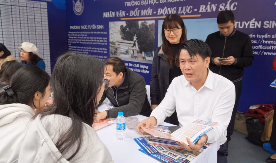 PGS.TS Nguyễn Văn Tuân tư vấn tuyển sinh, hướng nghiệp cho học sinh lớp 12. Ảnh: TG