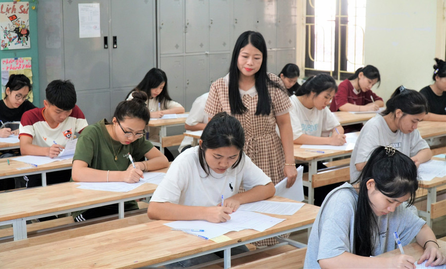 Cô Phan Thị Bích Hà - giáo viên Trường THPT Dân tộc nội trú tỉnh Nghệ An tăng cường ôn luyện làm văn cho học sinh.