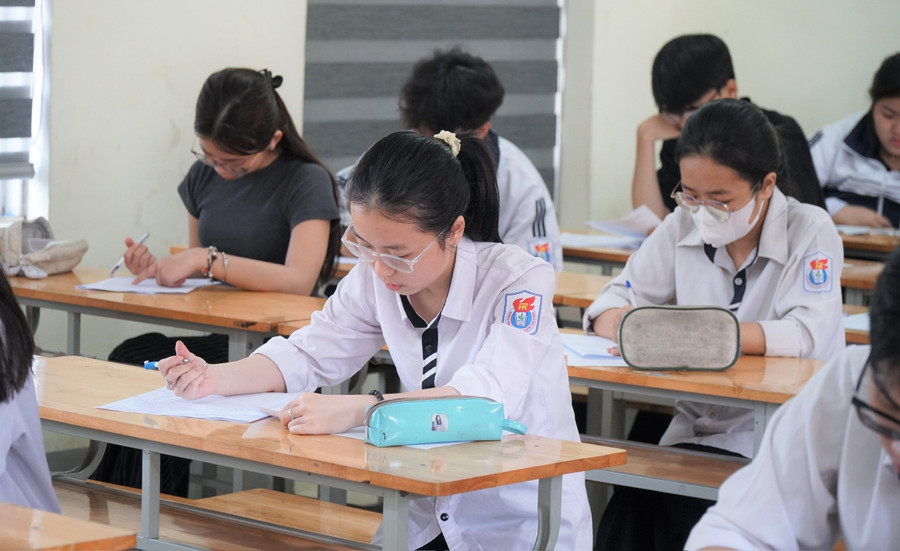 Học sinh lớp 12, Trường THPT Huỳnh Thúc Kháng, TP Vinh (Nghệ An) tích cực ôn tập cho Kỳ thi tốt nghiệp THPT năm 2025. no-luc-cho-ngay-ve-dich-1.jpg