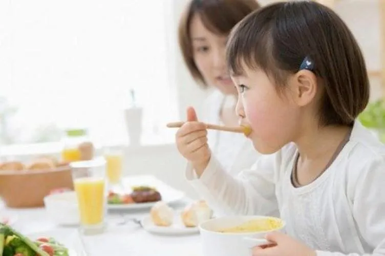 Bố mẹ nên dạy trẻ cách ăn uống lịch sự trước, trong và sau bữa ăn. Ảnh minh họa.