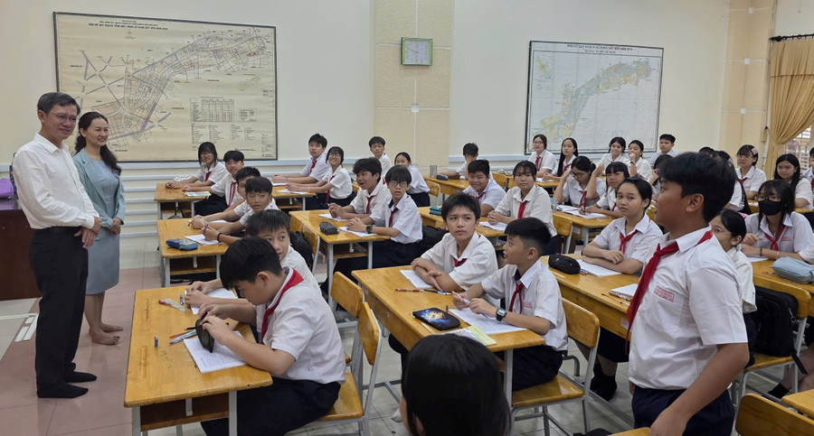 Ông Dương Văn Dân thăm hỏi học sinh Trường THCS Chánh Hưng khi đến học tập tại địa điểm mới. Ảnh: MA