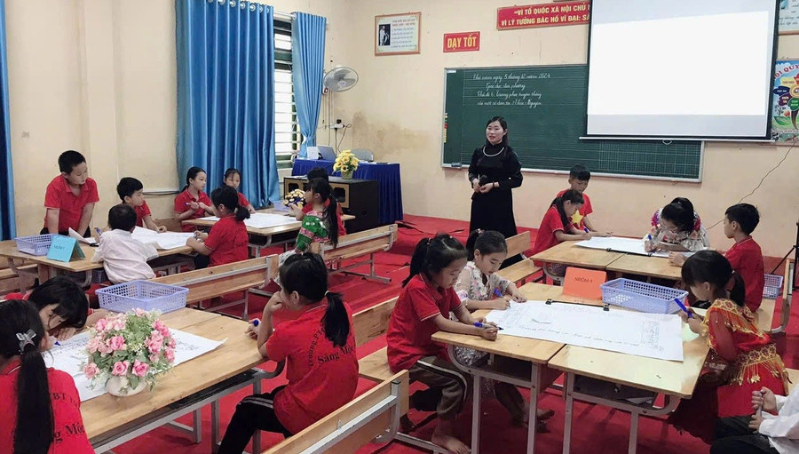 Giáo viên Trường PTDTBT Tiểu học Sảng Mộc (Võ Nhai, Thái Nguyên) giảng bài cho học sinh. Ảnh: P.Thảo thay-co-phan-khoi-cho-tien-thuong-3.jpg