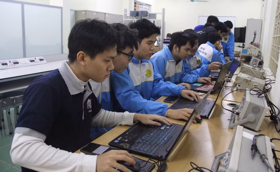 Giờ thực hành của sinh viên Trường Đại học Giao thông Vận tải. Ảnh: TG