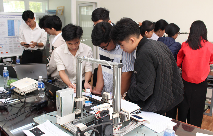 Trường Đại học Sư phạm Kỹ thuật (ĐH Đà Nẵng) tổ chức Ngày trải nghiệm Giáo dục STEM cho học sinh Trường THPT Nguyễn Văn Thoại. Ảnh: PV
