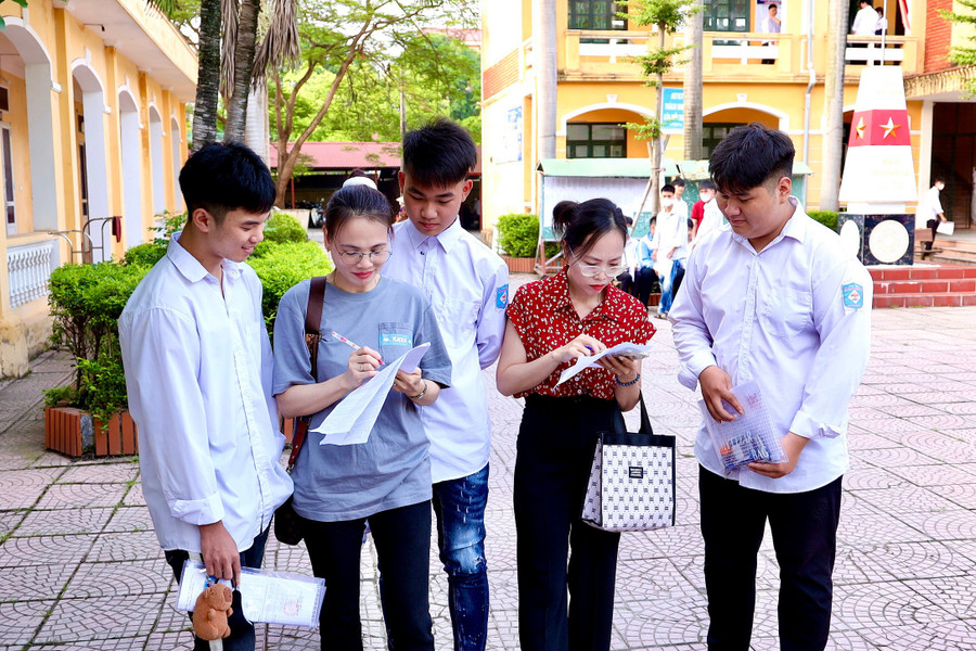 ក្នុងពេលប្រឡង លោកគ្រូអ្នកគ្រូមកពីមហាវិទ្យាល័យឧស្សាហកម្ម និងពាណិជ្ជកម្ម Vinh Phuc បានទៅកន្លែងប្រឡង ដើម្បីចូលរួម ហើយបានហៅសិស្សម្នាក់ៗនៅពេលដែលពួកគេមិនទាន់មកដល់។ រូបថត៖ ឌុយ ម៉ាញ dau-an-mua-thi-7386.jpg