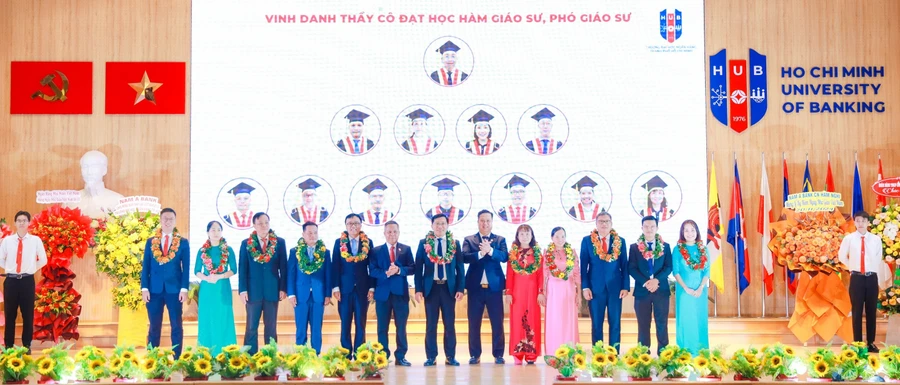 Trường Đại học Ngân hàng TPHCM vinh danh 12 giảng viên đạt chuẩn giáo sư, phó giáo sư và những giảng viên mới về công tác tại trường năm 2024. Ảnh: V.T