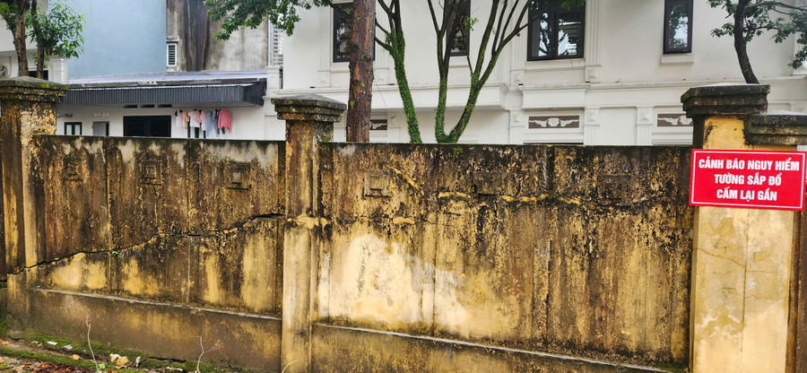 Khu vực tường rào bị nứt, gãy của Trường THPT Lê Hồng Phong (Lào Cai) được gắn biển cảnh báo nguy hiểm. Ảnh: Trần Anh co-so-vat-chat-truong-hoc-1.jpg