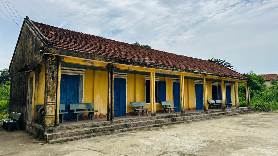 Dãy phòng học đã xuống cấp của Trung tâm Giáo dục nghề nghiệp - Giáo dục thường xuyên Mộ Đức (Quảng Ngãi). Ảnh: PV