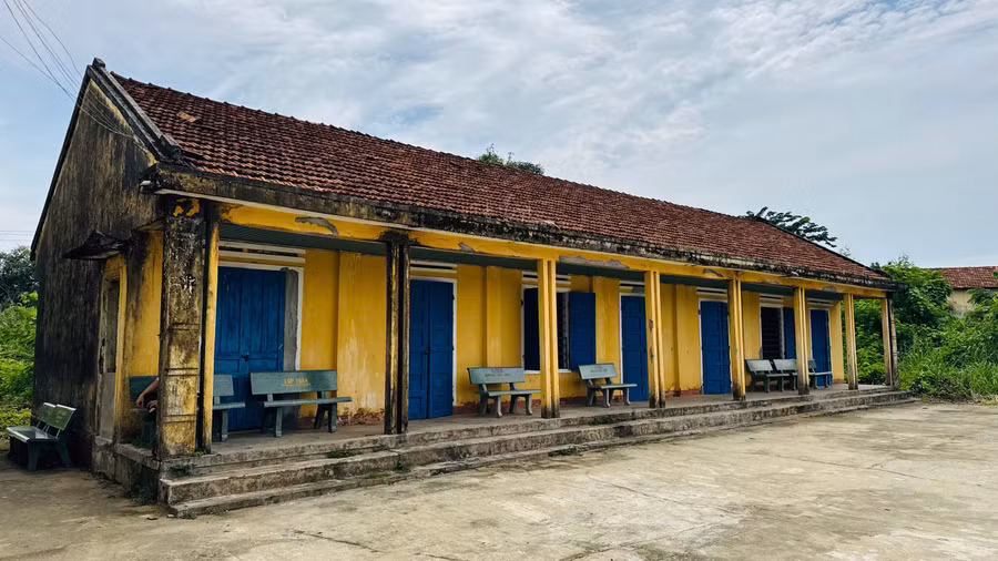 Dãy phòng học đã xuống cấp của Trung tâm Giáo dục nghề nghiệp - Giáo dục thường xuyên Mộ Đức (Quảng Ngãi). Ảnh: PV