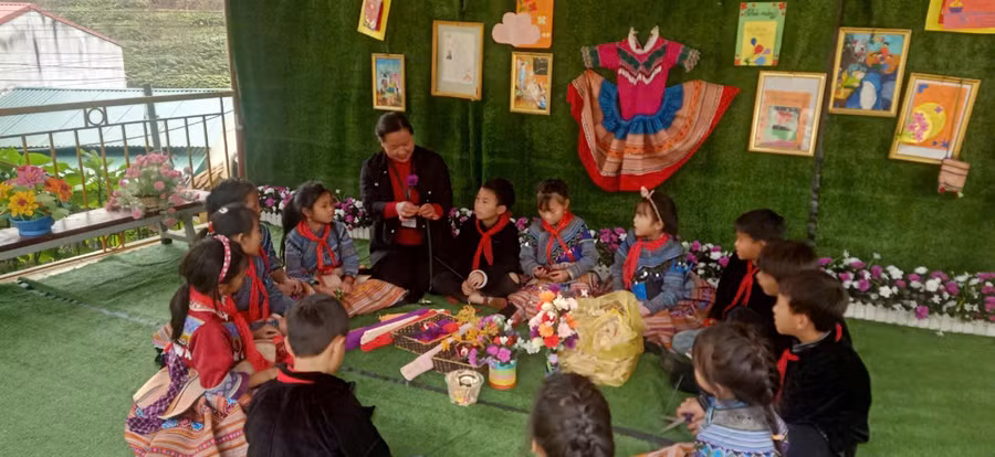 Cô Nguyễn Thị Thủy và học sinh trong tiết sinh hoạt câu lạc bộ tại Trường Tiểu học số 1 xã Sín Chéng (Si Ma Cai, Lào Cai). Ảnh: NVCC