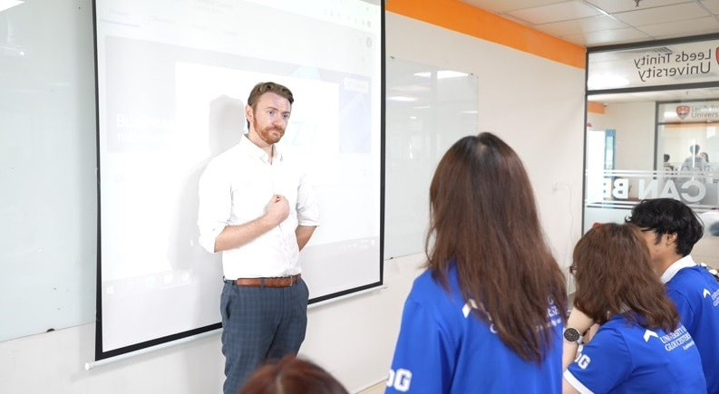 Giảng viên nước ngoài giảng dạy tại Trường Đại học Kinh tế - Tài chính TP Hồ Chí Minh. Ảnh: UEF