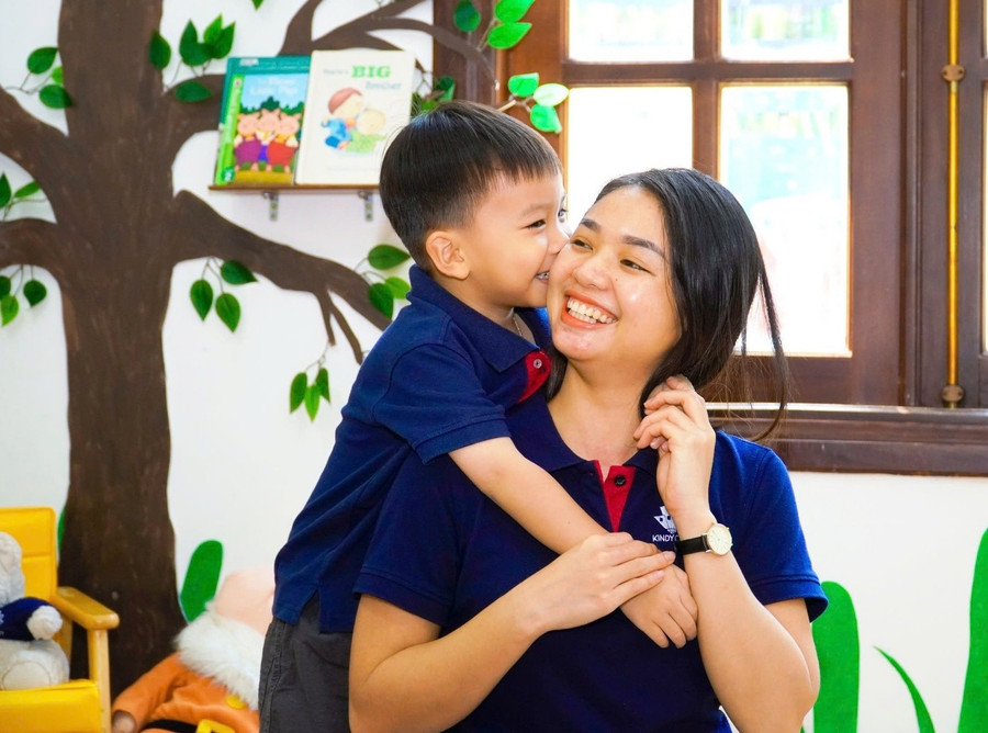 Niềm vui của giáo viên là được học sinh tìm đến tặng một món quà nhỏ thật ý nghĩa. Ảnh: Trường Mầm non Kindy