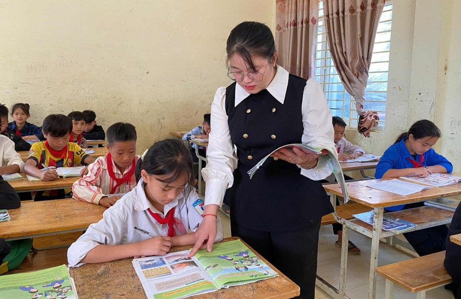 Cô và trò Trường PTDTBT - THCS Trung Lý (Thanh Hóa) trong giờ học. mo-hinh-truong-noi-tru-lien-cap-vung-bien-2.jpg