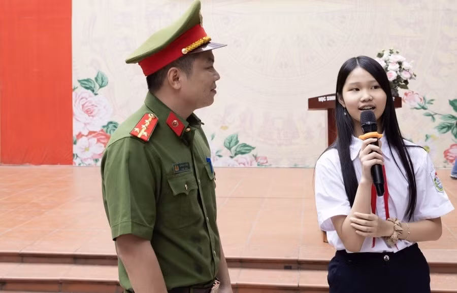 Học sinh Trường THCS Nguyễn Trãi (Hà Đông, Hà Nội) được tuyên truyền về tác hại của thuốc lá điện tử. Ảnh: TG