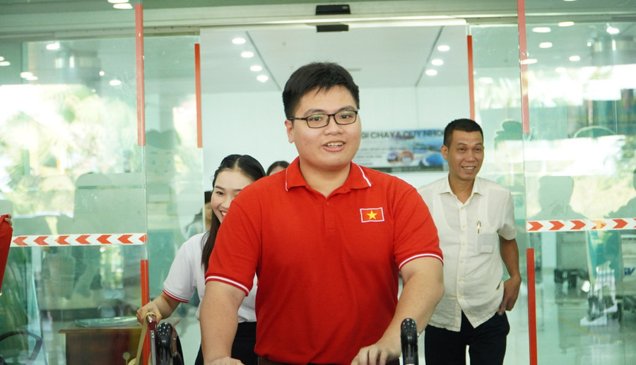 Lê Kiến Thành trở về Việt Nam với tấm Huy chương Vàng Olympic Tin học quốc tế. cau-chuyen-ve-y-chi-vuot-kho-2.jpg