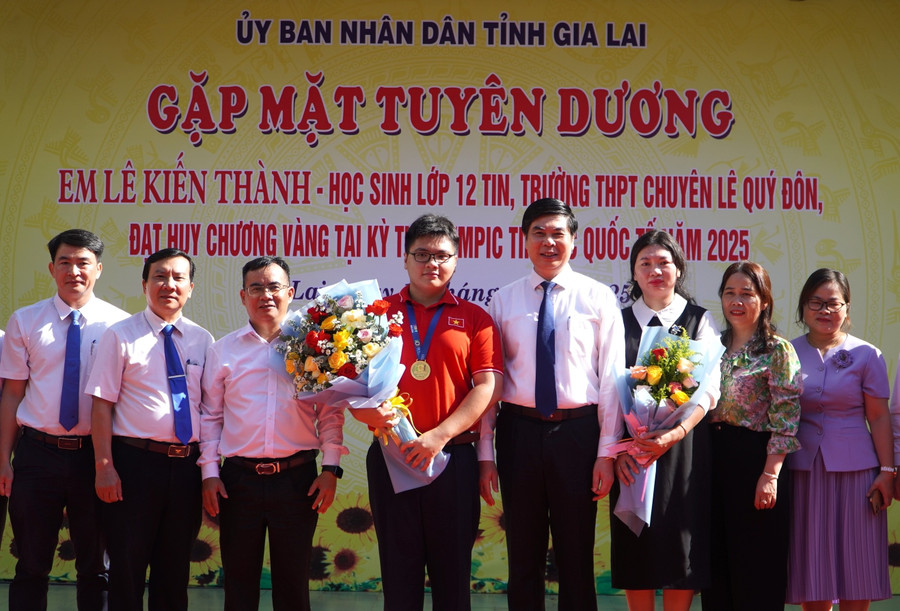 Lãnh đạo tỉnh Gia Lai gặp mặt, khen thưởng 100 triệu đồng cho thành tích xuất sắc của em Lê Kiến Thành.