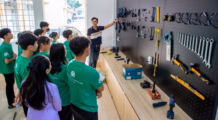 Học sinh Trường THPT Võ Văn Kiệt (Vĩnh Long) được chuyên gia hướng dẫn cách sử dụng và bảo quản thiết bị công nghệ tại phòng không gian sáng chế. Ảnh: NTCC