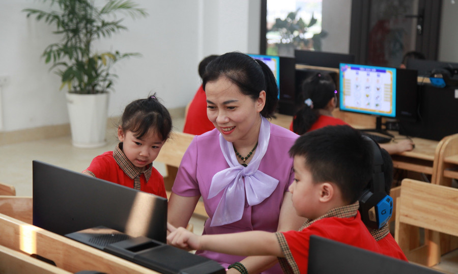 Cô trò Trường Mầm non Trần Phú (Lĩnh Nam, Hà Nội).