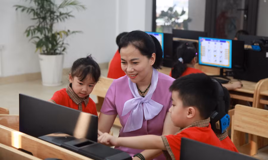 Cô trò Trường Mầm non Trần Phú (Lĩnh Nam, Hà Nội).