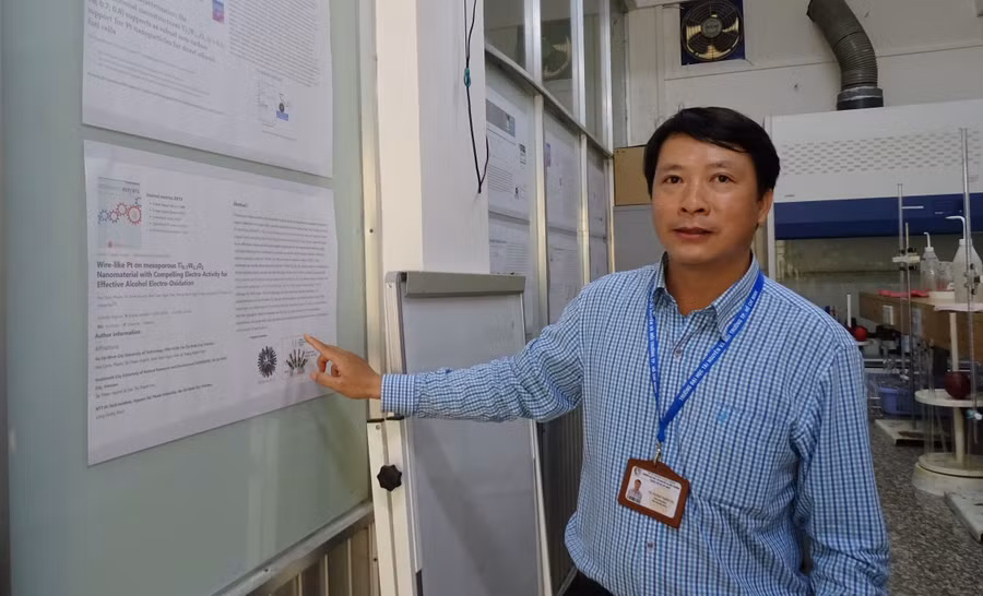 TS Huỳnh Thiên Tài bên các bài báo quốc tế mà nhóm nghiên cứu đã công bố thời gian qua. Ảnh: Phúc Uyên