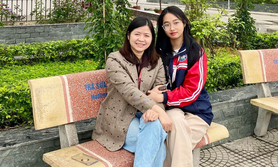 Vũ Thị Kim Oanh và cô giáo Đào Thị Thuận. Ảnh: NVCC lan-toa-tinh-than-hoc-va-lam-theo-bac3.jpg