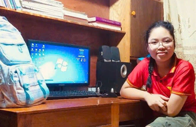 Chiếc máy tính cũ được chị gái để lại đã giúp Trâm Anh chủ động tham gia cuộc thi trực tuyến. Ảnh: NVCC lan-toa-tinh-than-hoc-va-lam-theo-bac-3.jpg