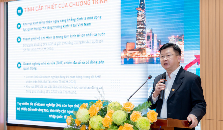 TS Đinh Công Khải - Phó Giám đốc Đại học Kinh tế TPHCM, giới thiệu chương trình UEH CEO Program. Ảnh: UEH