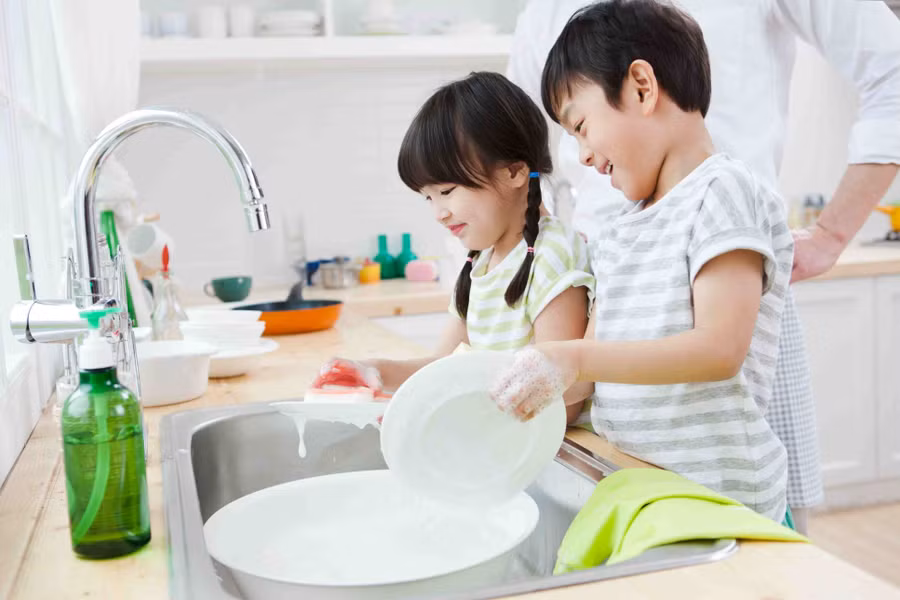 Cha mẹ có thể cùng trẻ tham gia một số hoạt động ở nhà, giúp rèn luyện khả năng làm việc nhóm. Ảnh minh họa: ITN.