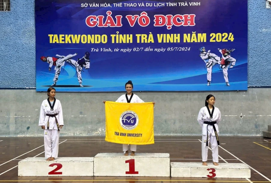 Trương Thị Hồng Thanh giành giải vô địch Taekwondo tỉnh Trà Vinh năm 2024. Ảnh: NVCC