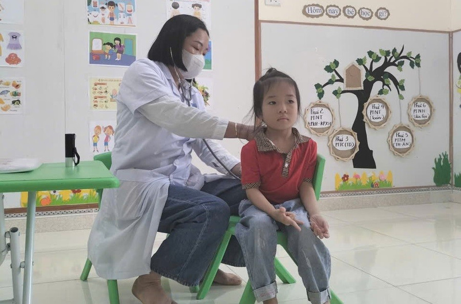 Trường Mầm non Quảng Chu (Chợ Mới, Thái Nguyên) phối hợp với trạm y tế thăm khám sức khỏe cho học sinh. y-te-hoc-duong-o-vung-kho-1.jpg