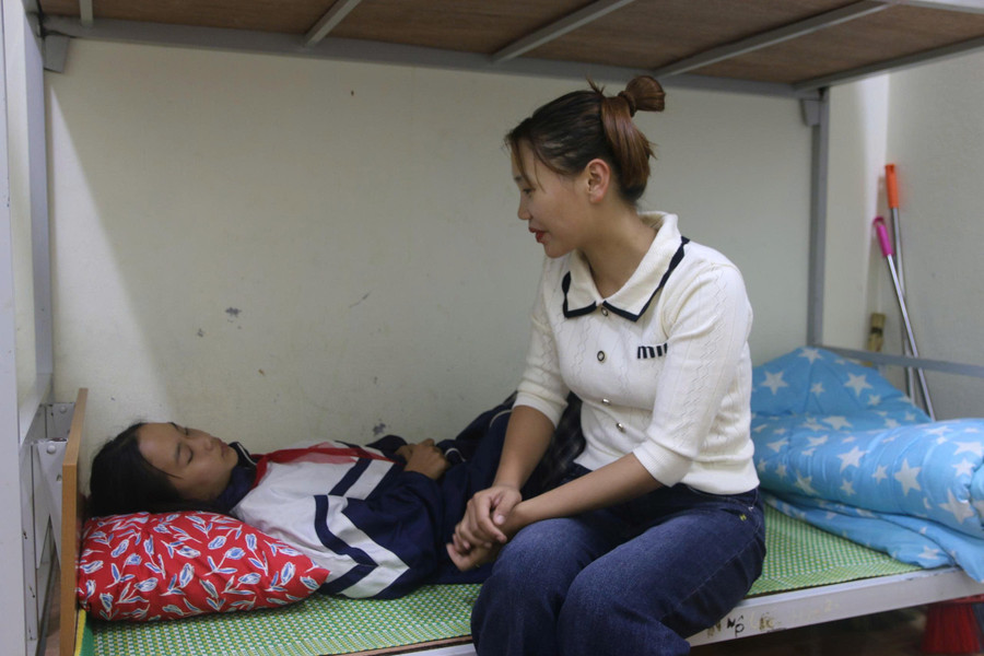 Học sinh Trường PTDTBT THCS Huổi Luông (Phong Thổ, Lai Châu) được chăm sóc tại phòng y tế. y-te-hoc-duong-o-vung-kho-2.jpg