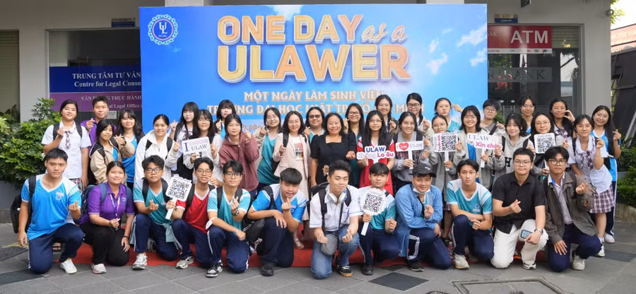 Học sinh lớp 12 trải nghiệm môi trường học tập và tìm hiểu ngành, chương trình đào tạo tại Trường Đại học Luật TPHCM. Ảnh: Thành An