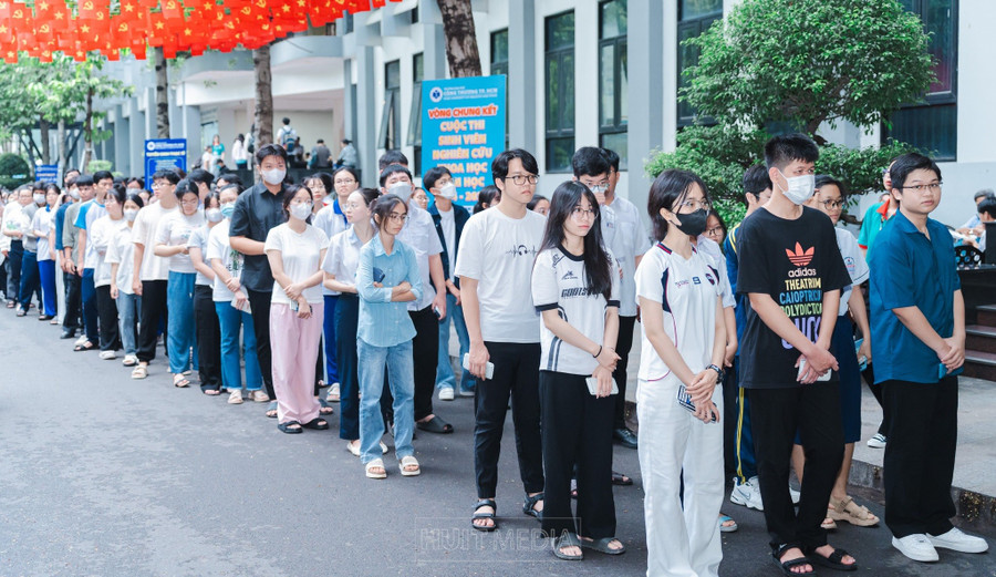 Thí sinh dự thi đánh giá năng lực chuyên biệt do Trường Đại học Sư phạm TPHCM tổ chức ngày 24/5/2025. Ảnh: HUIT loi-mo-cho-tu-chu-dai-hoc-2.jpg