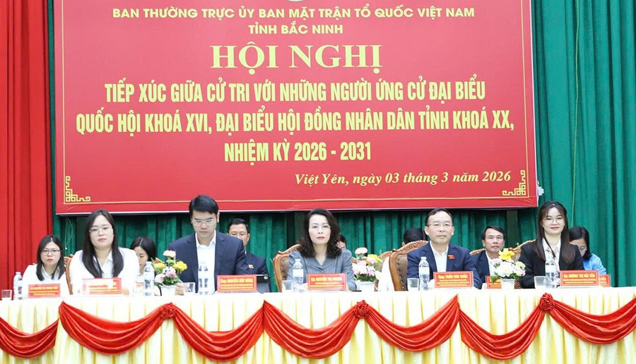 Cô Dương Thị Hải Yến - giáo viên Trường Mầm non An Dương (ngoài cùng bên phải) tại Hội nghị tiếp xúc cử tri với người ứng cử đại biểu Quốc hội khóa XVI. 