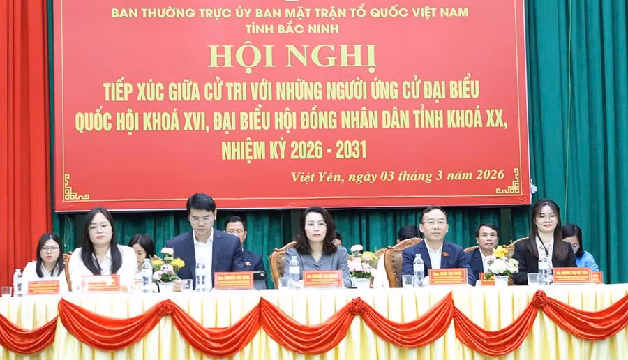 Cô Dương Thị Hải Yến - giáo viên Trường Mầm non An Dương (ngoài cùng bên phải) tại Hội nghị tiếp xúc cử tri với người ứng cử đại biểu Quốc hội khóa XVI. 