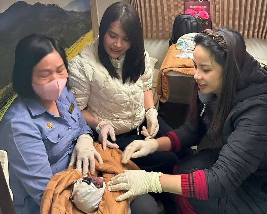 Bé trai chào đời an toàn nhờ sự hỗ trợ đỡ đẻ của 2 sinh viên trên chuyến tàu. Ảnh: NTCC