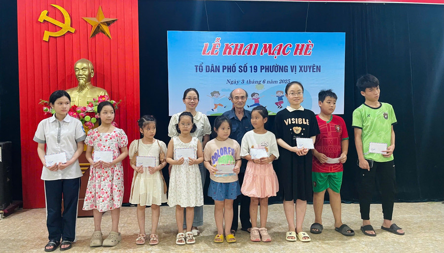Học sinh Trường THCS Trần Bích San tham gia sinh hoạt hè tại tổ dân phố số 19, phường Vị Xuyên, TP Nam Định (Nam Định). Ảnh: NTCC can-doi-hoc-va-hanh-2.jpg