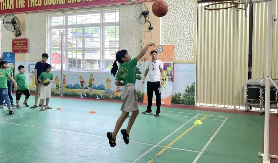 Học sinh Trường Tiểu học Bắc Lệnh, TP Lào Cai tham gia chơi bóng rổ tại trường trong hè. Ảnh: NTCC