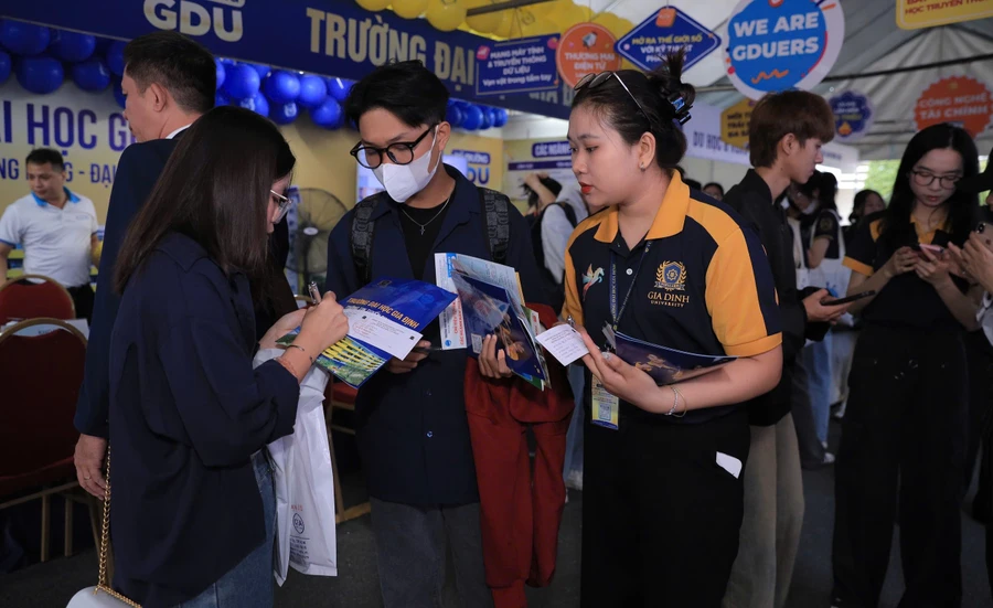 Thí sinh tìm hiểu thông tin về ngành nghề tại Ngày hội tư vấn tuyển sinh tại TPHCM, tháng 3/2025. Ảnh: GDU