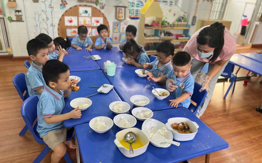 Bữa ăn trưa bán trú tại Trường Mầm non Hoa Hồng. Ảnh: H.P