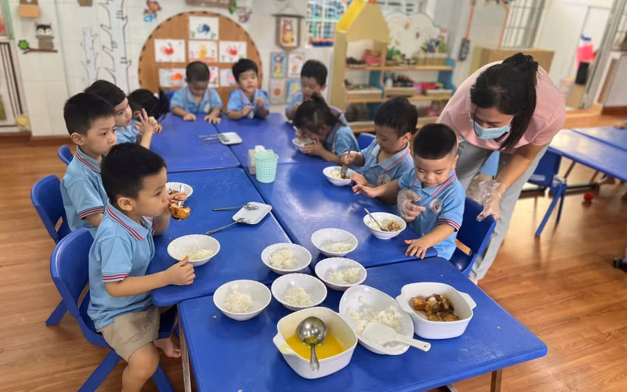 Bữa ăn trưa bán trú tại Trường Mầm non Hoa Hồng. Ảnh: H.P