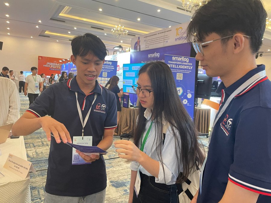 Nhóm sinh viên giới thiệu sản phẩm trong khuôn khổ cuộc thi VietFuture Awards 2025 tổ chức tại TPHCM. Ảnh: TG