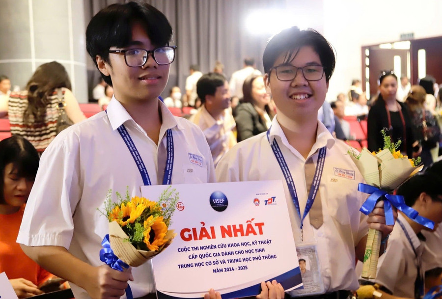 Dự án của Nhật Bảo và Tấn Đức đoạt giải Nhất tại Cuộc thi Nghiên cứu khoa học kỹ thuật dành cho học sinh trung học cấp quốc gia năm học 2024 - 2025. Ảnh: LHP