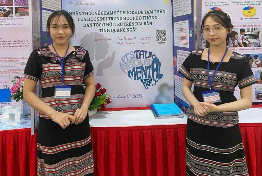 Học sinh Trường Phổ thông dân tộc nội trú THPT tỉnh Quảng Ngãi tham gia hội thi Khoa học kỹ thuật cấp tỉnh. Ảnh: NTCC