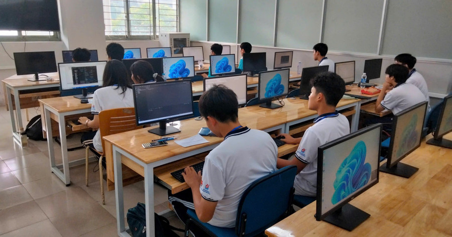 Học sinh thử sức với kiến thức tin học trên máy tính tại Hội thi Tin học trẻ TPHCM năm 2025. Ảnh: Tiên Trinh be-do-tu-niem-dam-me-tin-hoc-2.jpg