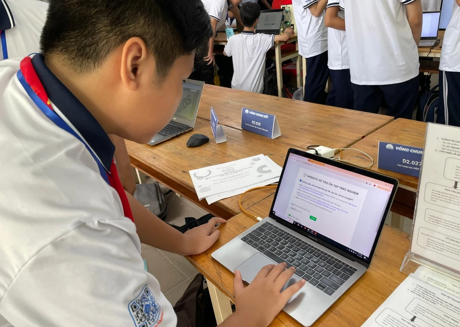 Nguyễn Phúc Anh Hào - học sinh Trường THCS Phan Văn Trị (TPHCM) với sản phẩm phần mềm làm trắc nghiệm do em sáng chế. Ảnh: Phúc Uyên