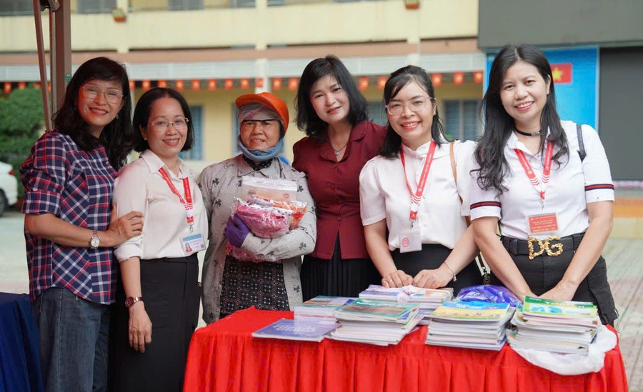 Cô Kim Lững (thứ 2 từ trái qua) cùng đồng nghiệp và phụ huynh tại “Phiên chợ 0 đồng”. Ảnh: MA