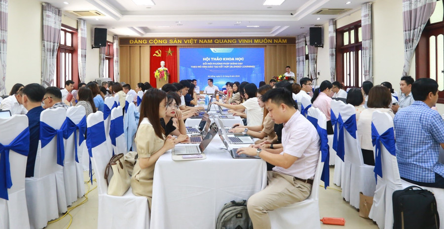 Trường Đại học Kinh tế, Đại học Đà Nẵng tập huấn ứng dụng mô hình đào tạo trực tiếp và trực tuyến Blended Learning. Ảnh: NTCC