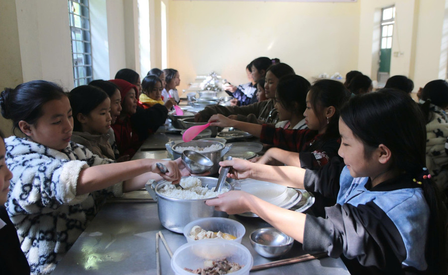 Bữa cơm bán trú tại Trường Phổ thông dân tộc bán trú THCS Huổi Luông, xã Phong Thổ, Lai Châu. Ảnh: Hà Thuận giam-sat-de-trien-khai-hieu-qua-3.jpg