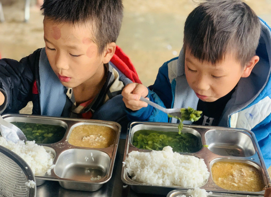 Học sinh Trường Tiểu học Nậm Chà (xã Mường Mô, Lai Châu) trong giờ ăn trưa tại lớp. Ảnh: NTCC